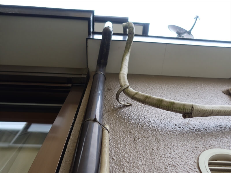 エアコンの排水用のホースが雨樋に結んであったようですが、ホースを巻いている部分から切れています。